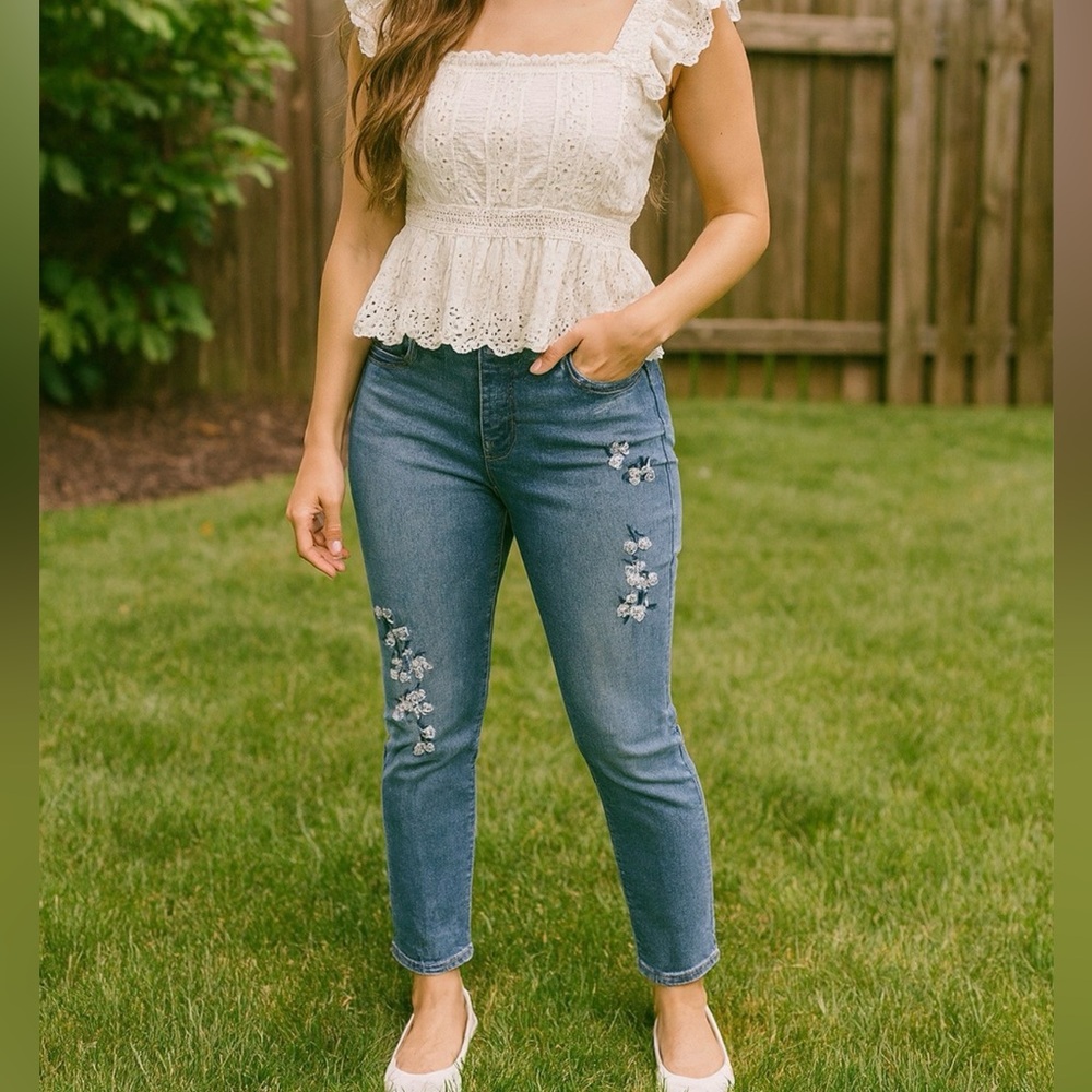 GAP Girlfriend Coupe Jeans with Floral Embroidery - Picture 7 of 7